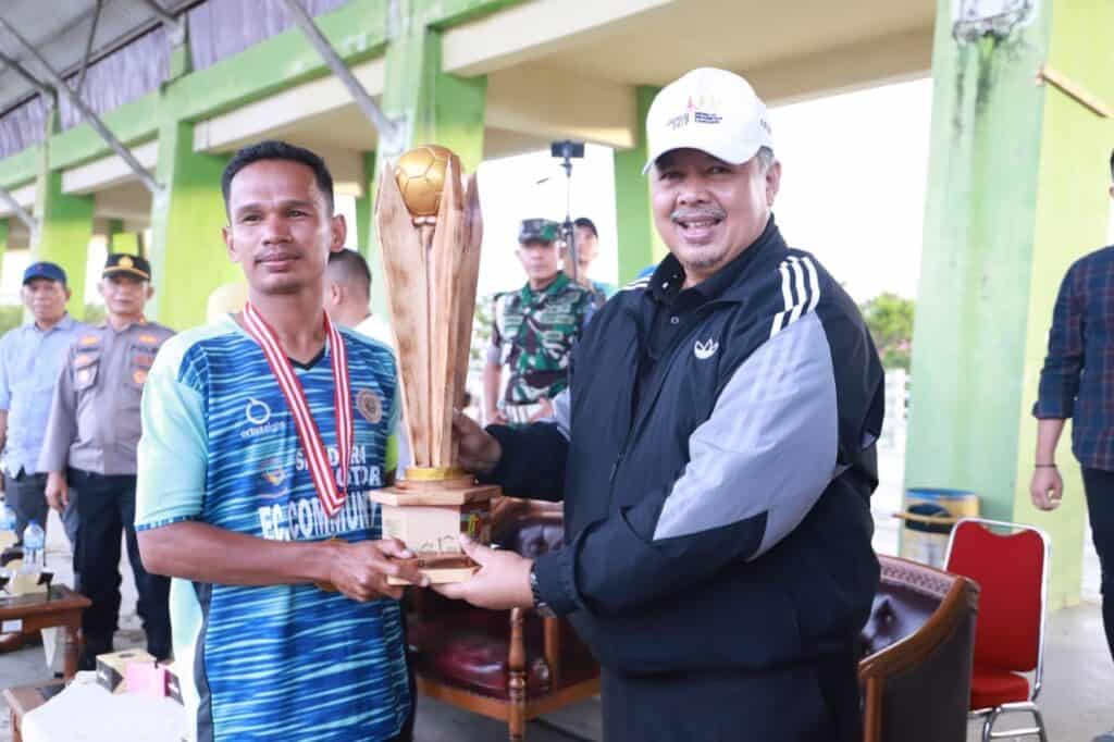 Tumbangkan Kelurahan KTK dengan Skor 5-1, Kelurahan Nan Balimo Kunci Juara Piala Wali Kota Cup 2022 Kota Solok, Klikpositif - Kelurahan Nan Balimo, Kecamatan Tanjung Harapan berhasil merengkuh piala Wali Kota Cup Solok tahun 2022. Di partai final, kelurahan Nan Balimo menumbangkan Kelurahan KTK dengan skor telak 5-1 di Lapangan Merdeka, Kota Solok, Sabtu (13/9/2022). Walaupun harus puas di posisi ke dua, Kelurahan KTK juga patut berbangga dengan terpilihnya pemainnnya, Aditya Permana sebagai top skor. Adit berhasil melesaatkan 7 gol selama turnamen. Sementara itu, Pemain terbaik jatuh kepada Fajar Bangkit Sanjaya dari Kelurahan Nan Balimo. Pertandingan final antara ke dua kelurahan mendapat atensi tersendiri dari masyarakat Kota Solok. Ribuan orang menyaksikan langsung jalannya laga. Pertandingan disaksikan Wali Kota Solok, H. Zul Elfian Umar. Turut hadir ketua DPRD, Hj. Nurnisma dan sejumlah tokoh lainnya. Dalam kesempatan itu, Wako Zul Elfian memberikan apresiasi terhadap Askot PSSI Kota Solok bersama berbagai pihak yang sukses menggelar Wali Kota Cup 2022. Menurutnya, turnamen antar kelurahan tersebut menjadi hiburan bagi masyarakat pasca pandemi. Selain menjadi hiburan, turnamen tersebut juga menjadi ajang dalam menggali potensi atlet sepakbola Kota Solok. Para pemain terbaik nantinya akan dipersiapkan untuk mengisi skuad Kota Solok dalam menghadapi berbagai event sepakbola. "Alhamdulillah, antusiasme masyarakat sangat tinggi. Turnamen ini menjadi hiburan, karena sepakbola memang olahraga yang sangat disukai berbagai kalangan," kata Zul Elfian saat penutupan turnamen. Melihat kessuksesan pelaksanaan turnamen Wali Kota Cup tersebut, Zul Elfian mengharapkan akan terus bergulir turnamen sepakbola di Kota Solok. Dengan rutinnya kejuaraan, akan memacu semangat masyarakat untuk berolahraga. Termasuk cabang olahraga lainnya. Zul Elfian juga memberikan apreasiasi terhadap seluruh tim dan kelurahan yang telah memberikan penampilan terbaik. Permainan yang tersaji selama turnamen mampu menghibur masyarakat. Bahkan, penonton juga datang dari daerah tetangga. "Ini juga memacu semangat pemerintah daerah untuk segera menyiapkan GOR Marahadin di Laiang. Kemudian juga Lapangan Sepakbola di Tanah Garam. Semoga dengan kehadiran stadion ini nantinya akan menambah motivasi bagi para atlet di Kota Solok, terutama cabang Sepakbola.