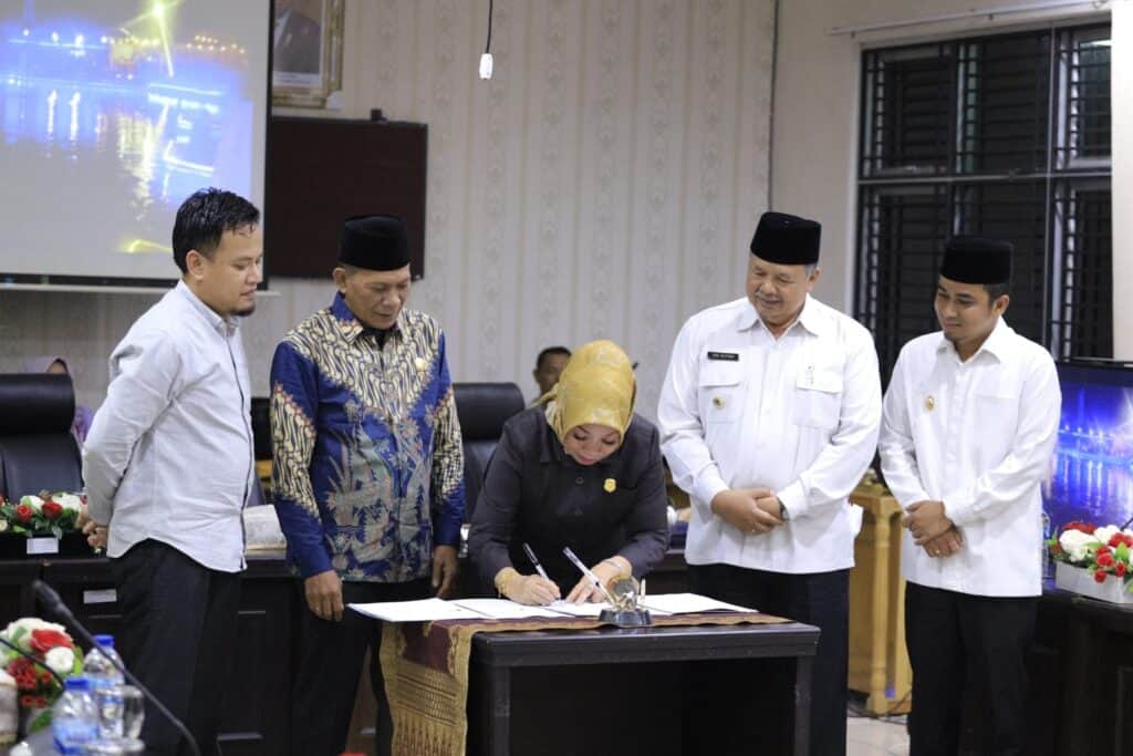 Penandatanganan nota kesepakatan bersama KUA PPAS Perubahan tahun 2022 antara Wali Kota Solok, H. Zul ELfian Umar dan pimpinan DPRD Kota Solok.(Ist)