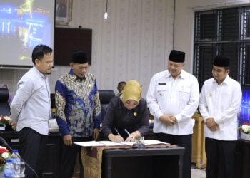 Penandatanganan nota kesepakatan bersama KUA PPAS Perubahan tahun 2022 antara Wali Kota Solok, H. Zul ELfian Umar dan pimpinan DPRD Kota Solok.(Ist)