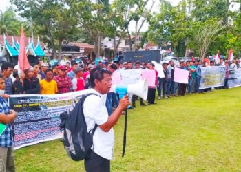 Masyarakat Nagari Lolo, Kecamatan Pantai Cermin menyampaikan orasi di Pengadilan Negri Kotobaru.(Klikpositif)