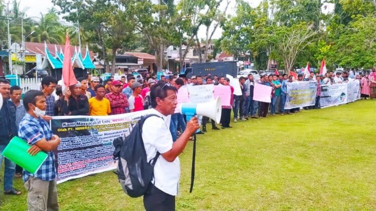 Masyarakat Nagari Lolo, Kecamatan Pantai Cermin menyampaikan orasi di Pengadilan Negri Kotobaru.(Klikpositif)