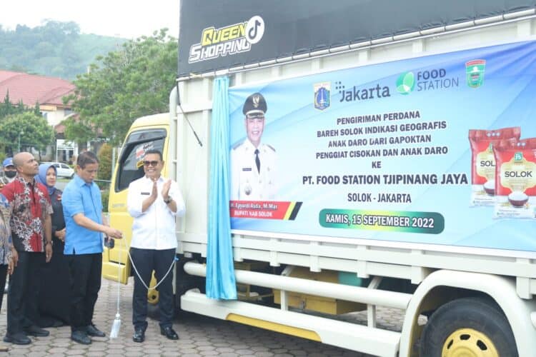Bupati Solok, H. Epyardi Asda melepas keberangkatan 10 ton Beras Solok varietas Anak Daro ke PT. Food Station Tjipinang Jaya Jakarta.(Ist)