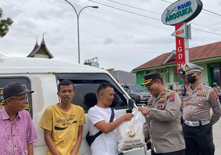 Kapolres Solok, AKBP Apri Wibowo menyerahkan bantuan sembako kepada sopir angkot di depan RSUD Arosuka.(Ist)