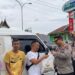 Kapolres Solok, AKBP Apri Wibowo menyerahkan bantuan sembako kepada sopir angkot di depan RSUD Arosuka.(Ist)