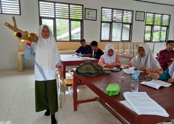 Proses latihan salah satu peserta dari SMAN 1 Sitiung yang lolos nominasi 40 besar Lomba Menulis dan Membaca Cerita Rakyat tingkat SLTA/sederajat se-Sumatera Barat 2022.