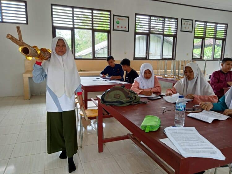 Proses latihan salah satu peserta dari SMAN 1 Sitiung yang lolos nominasi 40 besar Lomba Menulis dan Membaca Cerita Rakyat tingkat SLTA/sederajat se-Sumatera Barat 2022.