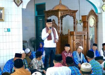 Bupati Solok, H. Epyardi Asda saat menghadiri kegiatan wirid bulanan BKMT Kabupaten Solok di Masjid Ikhsan Kajai, Kotbaru.(Ist)