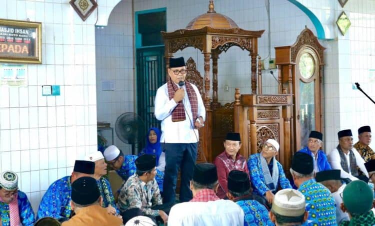 Bupati Solok, H. Epyardi Asda saat menghadiri kegiatan wirid bulanan BKMT Kabupaten Solok di Masjid Ikhsan Kajai, Kotbaru.(Ist)