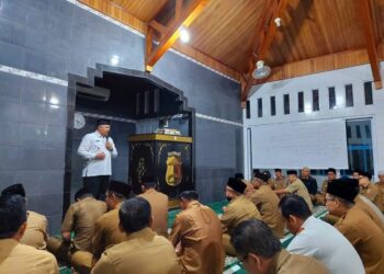 Wako Solok, Buya Zul Elfian Umar saat memberikan tausyiah usai subuh berjemaah di musala Balai Kota Solok.(Prokomp)