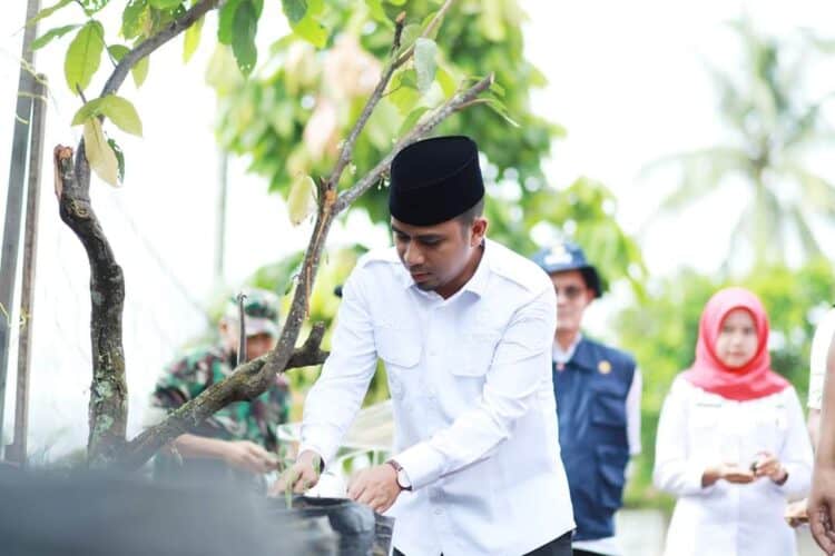 Wakil Wali Kota Solok, Ramadhani Kirana Putra menanam cabai di polybag saat pencanangan Gerakan Tanam Cabai di KWT Kalumpang Kota Solok.(Prokomp)