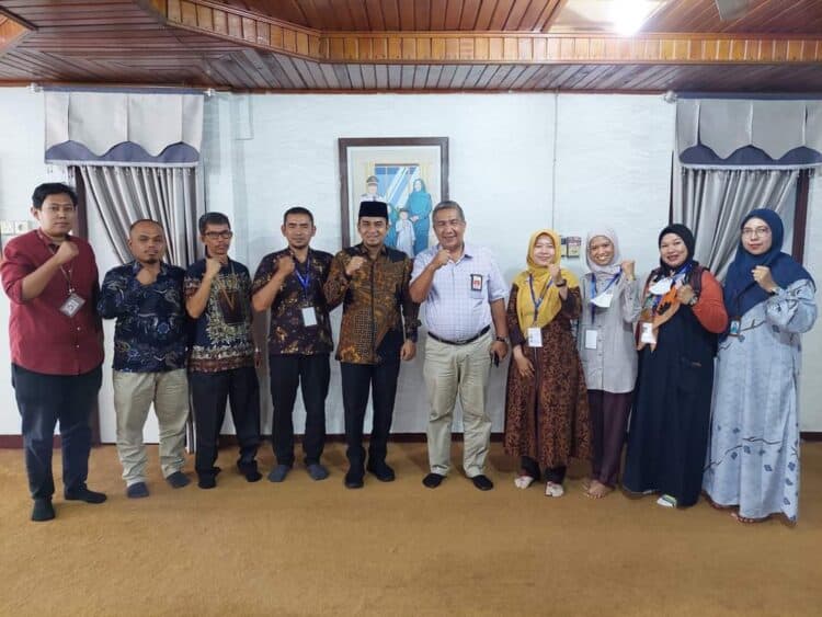 Wakil Wali Kota Solok, Ramadhani Kirana Putra saat menerima tim pendataan awal Regsosek 2022 di rumah dinasnya.(Prokomp)