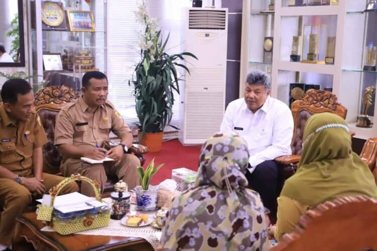 Wali Kota Solok, H. Zul Elfian Umar menerima kedatangan tim pendamping dari BPK RI Perwakilan Sumbar di Balai Kota Solok.(Prokomp)