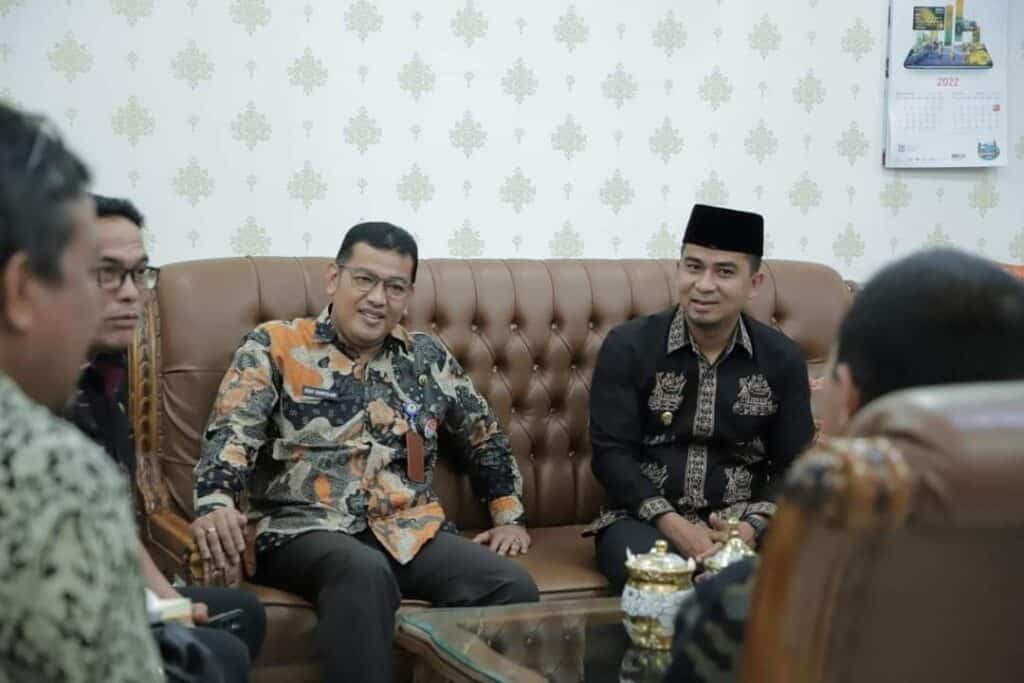 Wakil Wali Kota Solok, Ramadhani Kirana Putra saat bersilaturahmi dengan Wakil Gubernur Sumbar, Audy Joinaldy.(Prokomp)