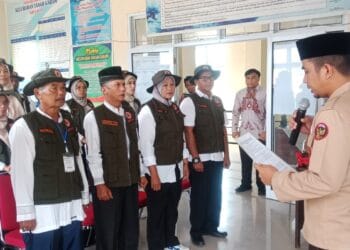 Wawako Solok, H. Ramadhani Kirana Putra mengukuhkan FPRB Kelurahan Tanah Garam.(Prokomp)