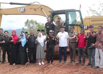 Bupati Solok, H. Epyardi Asda melaunching penggunaan ekskavator untuk pembukaan jalan usaha tani di Nagari Bukik Kanduang.(Ist)