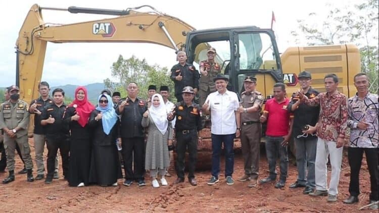 Bupati Solok, H. Epyardi Asda melaunching penggunaan ekskavator untuk pembukaan jalan usaha tani di Nagari Bukik Kanduang.(Ist)