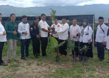 Kepala Dinas Pertanian, Kenedy Hamzah menyerahkan bibit secara simboli ke Wali Nagari untuk disalurkan ke masyarakat petani.(Ist)