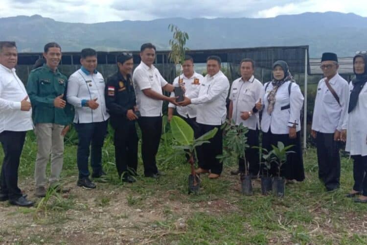 Kepala Dinas Pertanian, Kenedy Hamzah menyerahkan bibit secara simboli ke Wali Nagari untuk disalurkan ke masyarakat petani.(Ist)