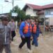 Wali Kota Solok, H. Zul Elfian Umar meninjau kondisi warga yang terdampak musibah banjir di Kelurahan Tanah Garam.(Klikpositif)