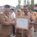Wako Solok, H. Zul Elfian Umar menyerahkan piagam penghargaan Narwasita Tantra kepada Kadil LH, Zulkifli.(Prokomp)