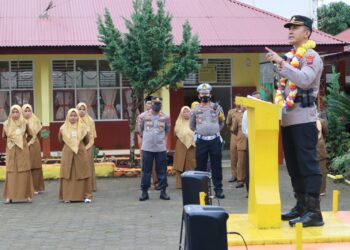 Kapolres Solok Selatan AKBP Arief Mukti Surya Adi Sabhara Menjadi pembina upacara bendera di SMPN 14 Solok Selatan (Kaka)