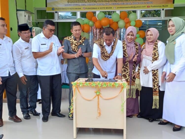 Bupati Pessel (Pesisir Selatan) Rusma Yul Anwar resmikan pemakaian gedung baru Puskesmas IV Koto Mudiek, Kecamatan Batang Kapas