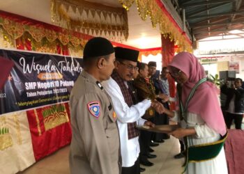 Kepala Sekolah SMP Negeri 10 Padang Masrizal Hasan Saat Penyerahan Ijazah Wisuda Tahfiz Quran