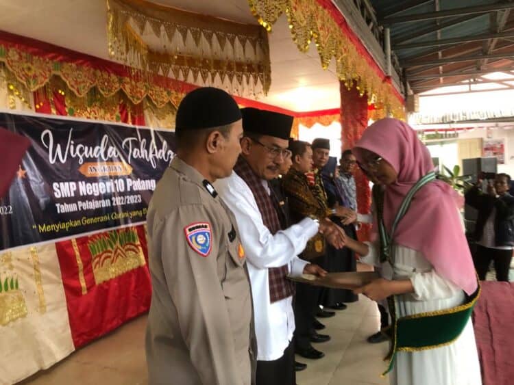 Kepala Sekolah SMP Negeri 10 Padang Masrizal Hasan Saat Penyerahan Ijazah Wisuda Tahfiz Quran