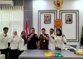 Kajari Solok, Andi Metrawijaya usai bersilaturahmi dengan ketua PPI Kota Solok, Hendra Saputra dan jajaran pengurus.(Ist)