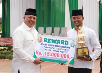 Wali Kota Solok, H. Zul Elfian Umar menyerahkan  reward kepada kafilah Kelurahan PPA sebagai juara umum pada MTQ Nasional ke-40 tingkat Kota Solok.(Prokomp)