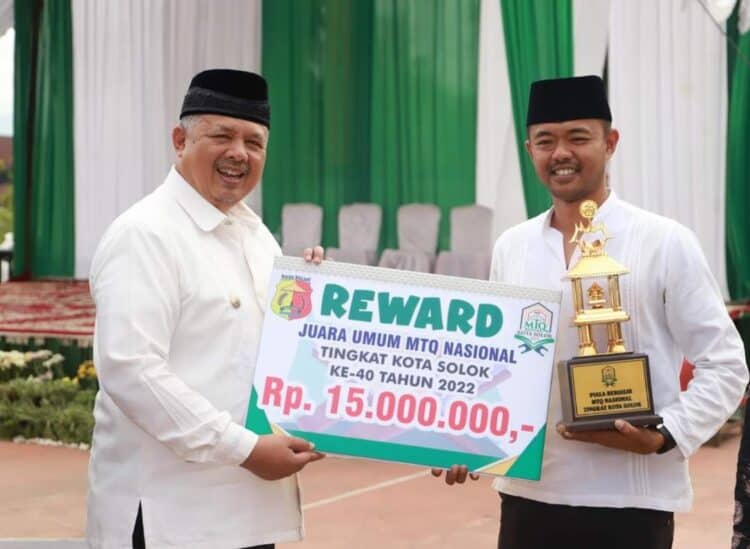 Wali Kota Solok, H. Zul Elfian Umar menyerahkan  reward kepada kafilah Kelurahan PPA sebagai juara umum pada MTQ Nasional ke-40 tingkat Kota Solok.(Prokomp)