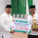 Wali Kota Solok, H. Zul Elfian Umar menyerahkan  reward kepada kafilah Kelurahan PPA sebagai juara umum pada MTQ Nasional ke-40 tingkat Kota Solok.(Prokomp)