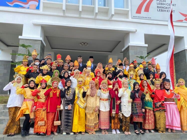 Sekda Kabupaten Solok, Medison bersama pemuda dan pemudi usai pelaksanaan upacara peringatan hari Sumpah Pemuda di Kantor Bupati Solok.(Ist)