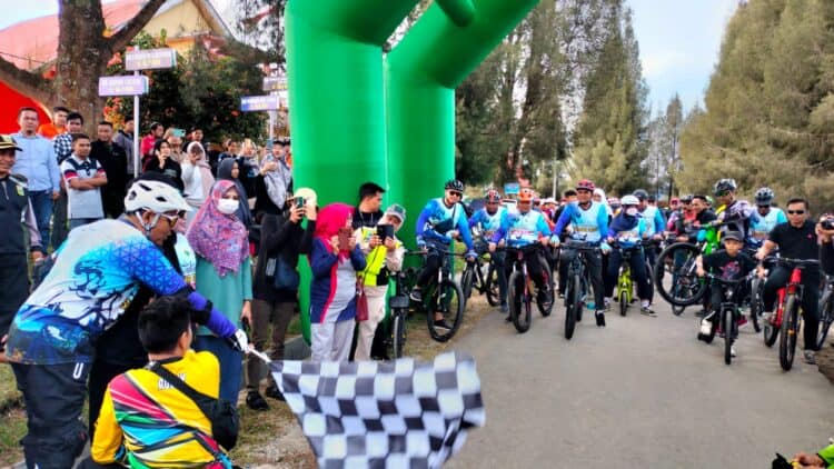 Bupati Solok, H. Epyardi Asda saat melepas peserta Gowes Salingka Danau di Alahan Panjang Resort.(Ist)