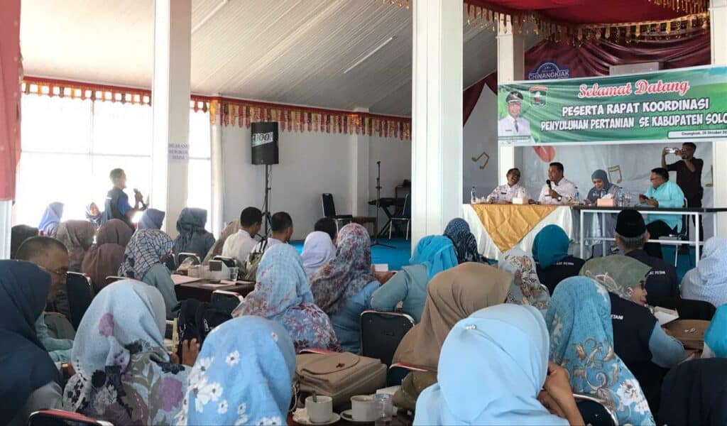 Bupati Solok, H. Epyardi Asda saat melakukan rapat koordinasi dengan penyuluh pertanian se-Kabupaten Solok.(Ist)