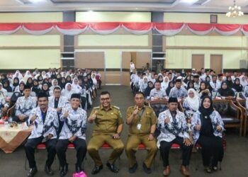 Kompak, Bupati Solok, H. Epyardi Asda bersama pengurus dan anggota PGRI Kabupaten Solok.(Ist)