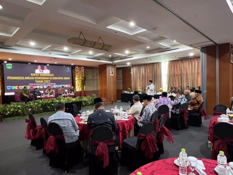 Wali Kota Solok,H. Zul Elfian Umar (berdiri) saat mengikuti rakor bersama di Jakarta.(Prokomp)