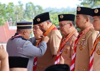 Wali Kota Solok, H. Zul Elfia Umar saat menerima penghargaan dari Pingat Pesuruh Jaya Sabah Malaysia.(Prokomp)