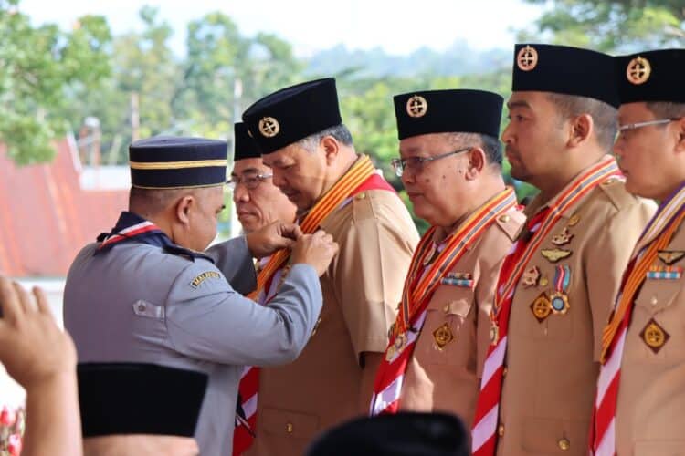 Wali Kota Solok, H. Zul Elfia Umar saat menerima penghargaan dari Pingat Pesuruh Jaya Sabah Malaysia.(Prokomp)