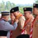 Wali Kota Solok, H. Zul Elfia Umar saat menerima penghargaan dari Pingat Pesuruh Jaya Sabah Malaysia.(Prokomp)