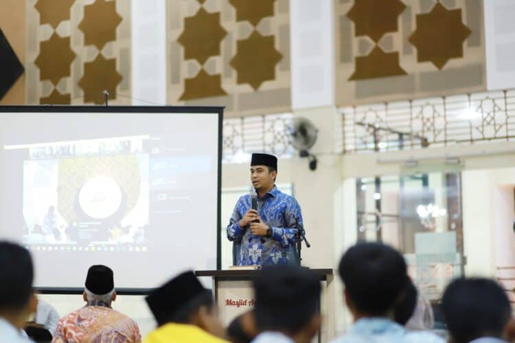 Wakil Wali Kota Solok, Dr. H. Ramadhani Kirana Putra meluncurkan program wirid pelajar SLTA secara virtual di Masjid Agung Al-Muhsinin.(Prokomp)