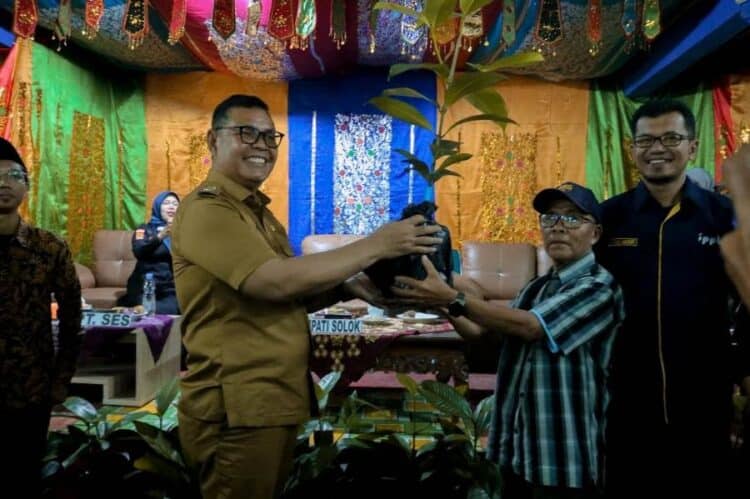 Bupati Solok, H. Epyardi Asda menyerahkan bantuan bibit untuk daerah Kinari.(Ist)