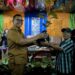 Bupati Solok, H. Epyardi Asda menyerahkan bantuan bibit untuk daerah Kinari.(Ist)