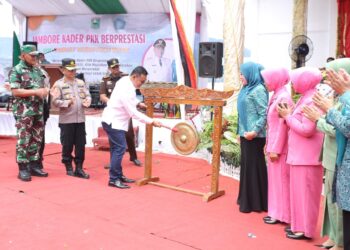 Bupati Solok, H. Epyardi Asda memukul gong tanda dimulainya jambore kader PKK Berprestasi tingkat Kabupaten Solok tahun 2022 di Dermaga Danau Singkarak.(Ist)