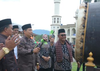 Bupati Solok, H. Epyardi Asda menabuh beduk tanda dimulainya MTQ Nasional ke-39 tingkat Kabupaten Solok.(Ist)