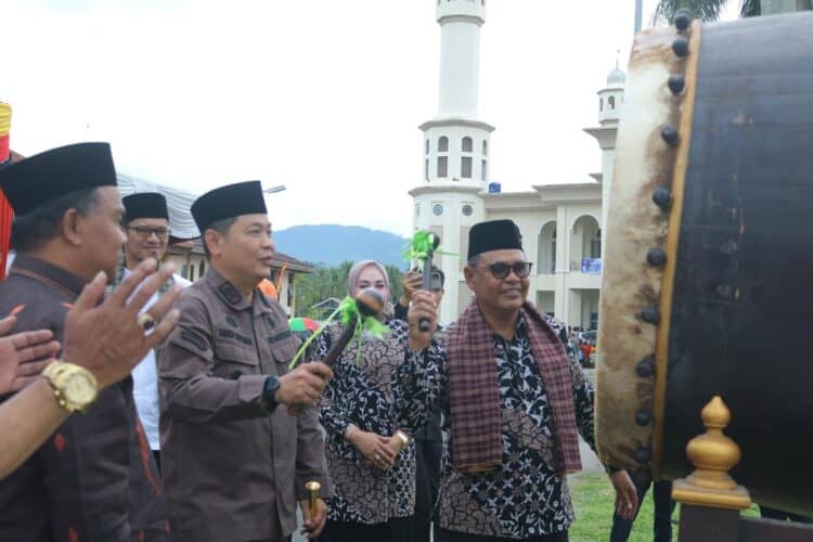 Bupati Solok, H. Epyardi Asda menabuh beduk tanda dimulainya MTQ Nasional ke-39 tingkat Kabupaten Solok.(Ist)