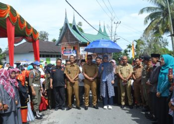 Masyarakat menyambut kedatang Bupati Solok, H.Epyardi Asda dan anggota DPR Athari Gauthi Ardi di Nagari Batu Banyak.(Ist)
