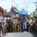 Masyarakat menyambut kedatang Bupati Solok, H.Epyardi Asda dan anggota DPR Athari Gauthi Ardi di Nagari Batu Banyak.(Ist)