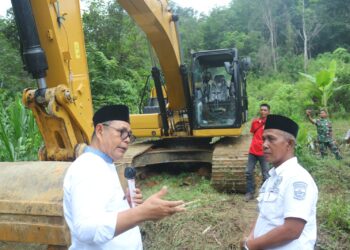 Bupati Solok, H. Epyardi Asda meresmikan penggunaan ekskavator untuk pembukaan akses jalan pertanian warga di Nagari Panyakalan, Kecamatan Kubung.(Ist)