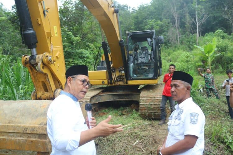 Bupati Solok, H. Epyardi Asda meresmikan penggunaan ekskavator untuk pembukaan akses jalan pertanian warga di Nagari Panyakalan, Kecamatan Kubung.(Ist)